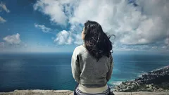 Psihologii au identificat trei semne care indică faptul că vă simțiți bine când sunteți singur.