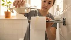 Stropesc o rolă de hârtie igienică cu oțet și o pun într-un colț: mulți nu înțeleg de ce, dar apoi fac la fel