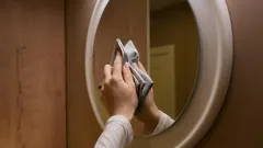 De ce nu ar trebui să speli oglinzile cu soluție pentru geamuri: mulți fac această greșeală