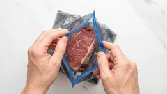 Este sigur să refolosești pungile cu fermoar? Iată ce spun experții