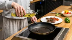 Cum să eviți stropii de ulei la prăjit: un truc simplu de gătit pe care puțini îl știu