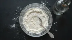 Amestecarea făinii cu oțet: de ce este recomandată și cum o poți folosi acasă?