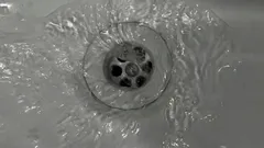 Curățarea scurgerilor din bucătărie fără substanțe chimice: 3 metode sigure pentru îndepărtarea dopurilor de grăsime