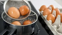 În ce apă e mai bine să pui ouăle la fiert: clocotită sau rece? Și există vreo diferență?