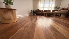 Scăpați în sfârșit de scârțâitul podelei din lemn: soluții practice pentru a o face silențioasă