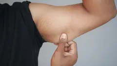 Așa scapi de brațele flasce cu antrenamente acasă: sfaturi simple pe care le poți aplica chiar de azi