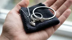 Cum cureți argintul înnegrit acasă: 5 metode rapide care chiar funcționează