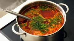 De ce nu trebuie să lași polonicul în oală: motive pentru care ar trebui să renunți la acest obicei dăunător