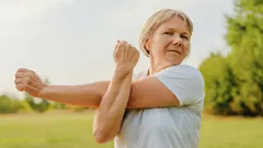 Cum să menții oasele puternice după 40 de ani: metode simple, dovedite științific.