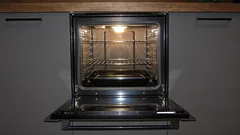 De ce este util să lași ușa cuptorului întredeschisă o perioadă după coacere