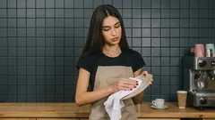 Trebuie să ștergi vasele după spălare? Ce se întâmplă dacă le lași adesea ude